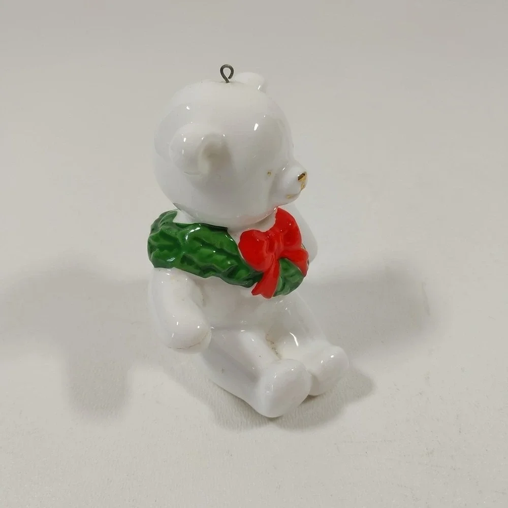 Christmas Schmid bear with Red Bow‎ And Wreath Taiwan. Bone china. Ornament Vtg